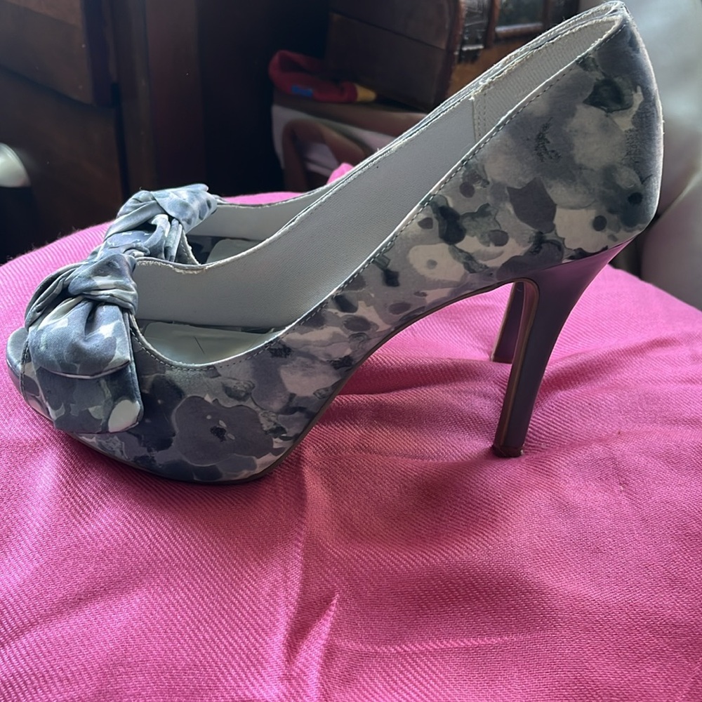 Shoes - Picture 2 of 6